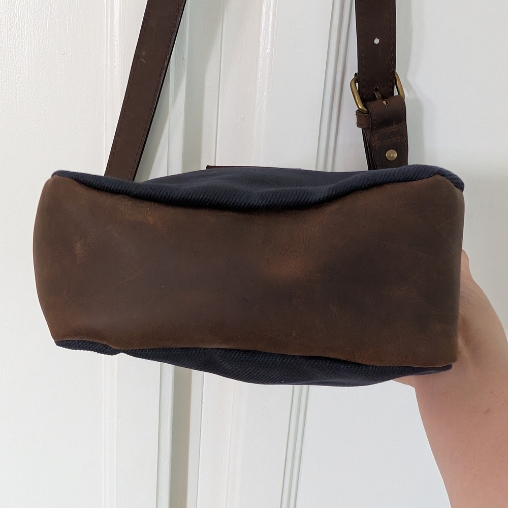 Like New L.L.Bean Waxed Canvas Crossbody‎ 7"H x 7"W x 3"D - Picture 9 of 10